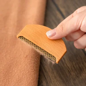 Eco friendly Natural Cedar Wood Cashmere Comb Manual Fabric Lint Remover for Woolen Coats Custom Logo Garment Cleaning Tools