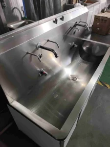 Hospital Furniture Medical Scrub Sink SUS304 Construction with Integrated Knee Operated Soap & Sanitizer System
