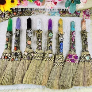 Natural Crystal Healing Stones Pattern Carving Magic Broom with Point Chips and Heart